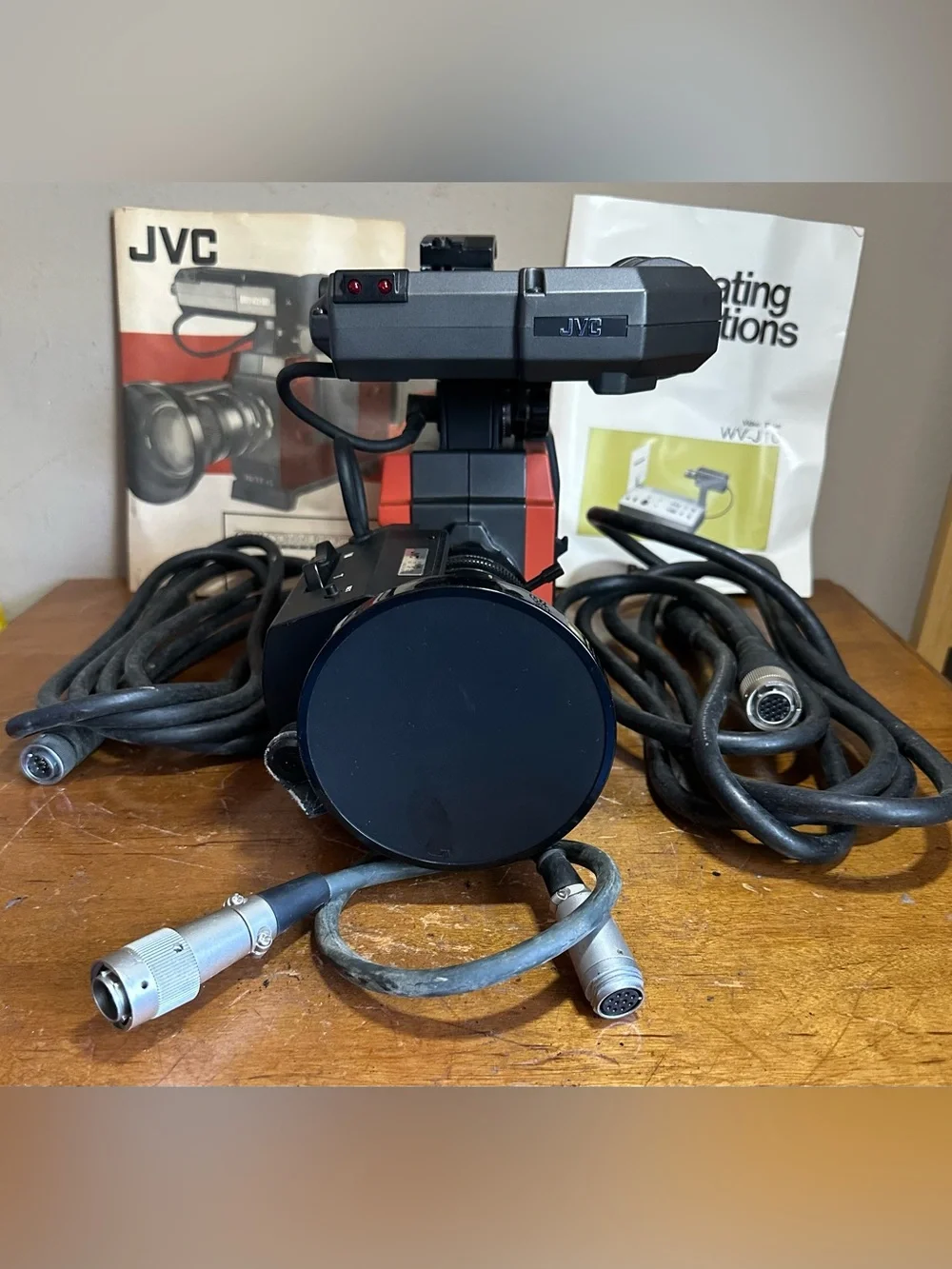 JVC Model KY-1900CH Portable Tree-Tube Professional Color Video Camera Camcorder